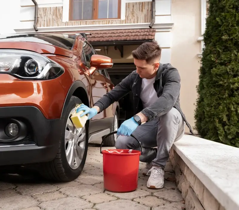 Lavage auto à domicile Locqueltas : professionnel intervenant sur un véhicule